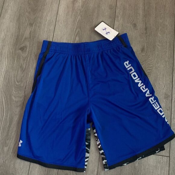 Under Armour boys shorts very nice pattern. Great to use for sport practices - Picture 1 of 3